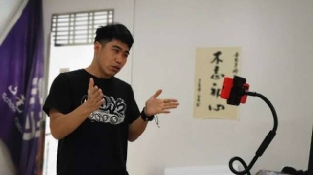 党员一线冲锋|兼任司机防疫员，他组织师生支援口罩生产