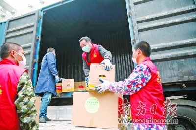 广东清远捐赠的冬瓜、鸡蛋等物资抵达湖北荆州。南方日报特派记者 董天健 摄