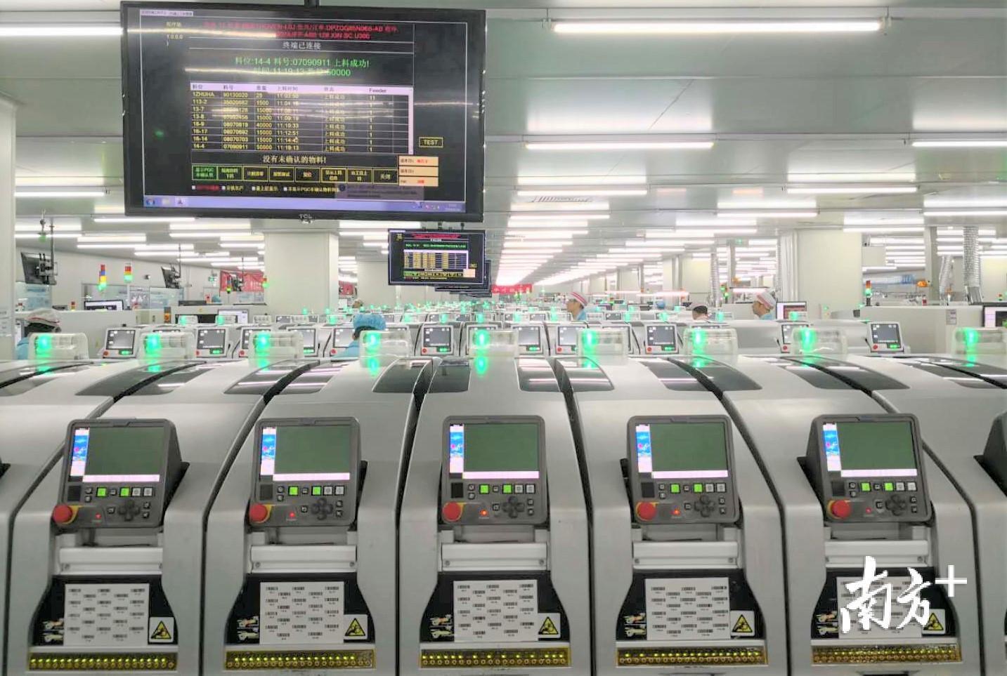 惠州企业引入信息化智能化设备,建设智能工厂。 惠州企业引入信息化智能化设备,建设智能工厂。