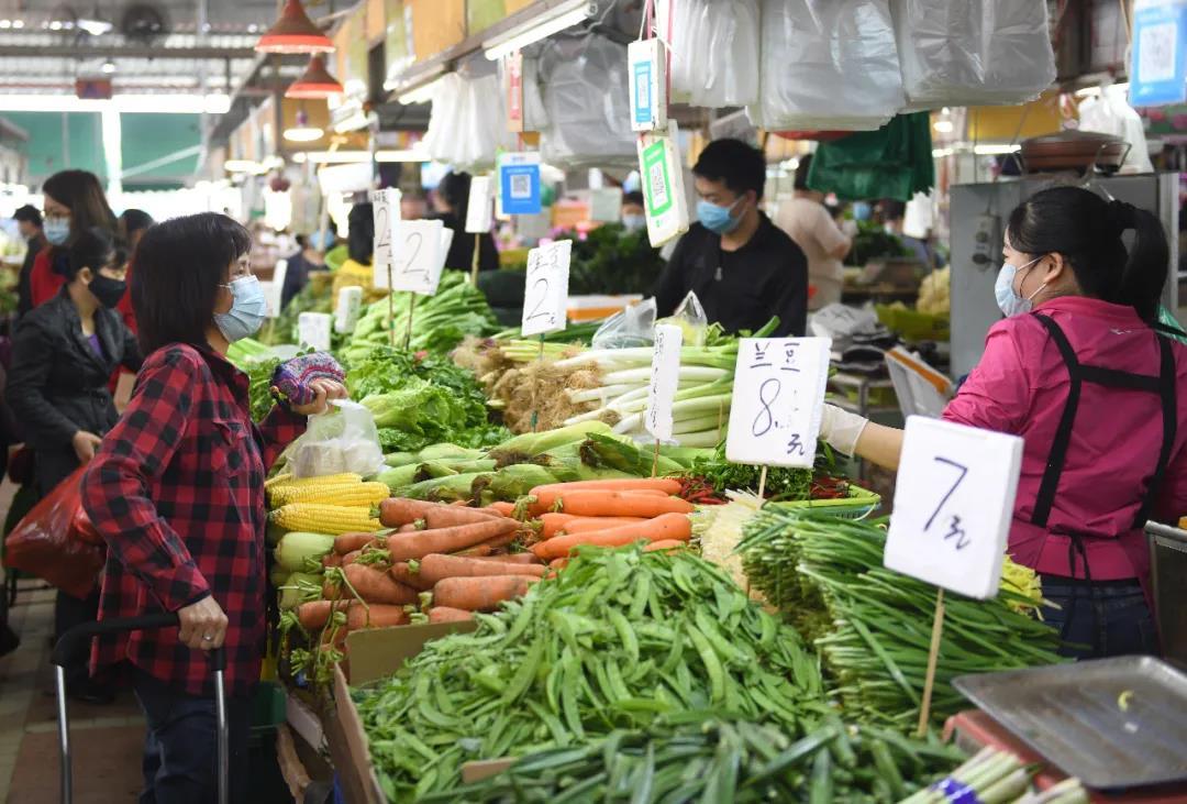 2月24日,市民在广州市一肉菜市场买菜