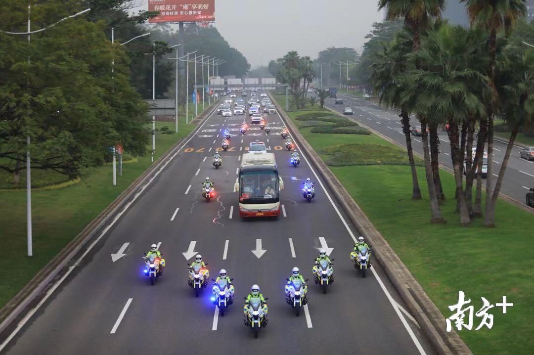 东莞以最高的礼遇迎接英雄回家 东莞日报记者郑琳东摄