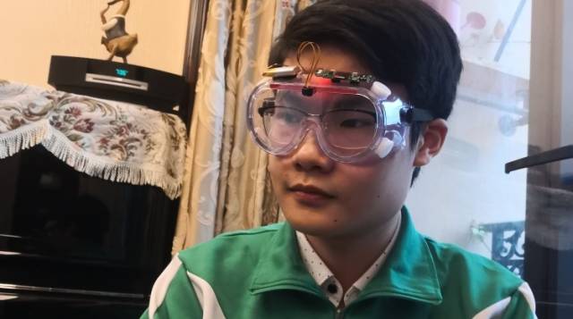 广州一高中生研发除雾护目镜和尿不湿防护服