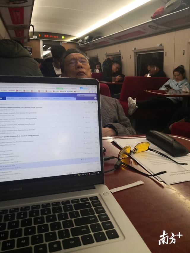 1月18日,钟南山夜驰武汉,满脸倦容。因为劳累,他倚靠在高铁餐车上睡着了。有召必应,“抗非”功臣再挂帅,带着使命出发。 1月18日,钟南山夜驰武汉,满脸倦容。因为劳累,他倚靠在高铁餐车上睡着了。有召必应,“抗非”功臣再挂帅,带着使命出发。