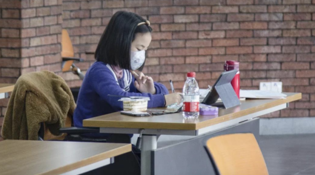 有爱！顺德这家上市企业允许员工带娃上班，还包伙食