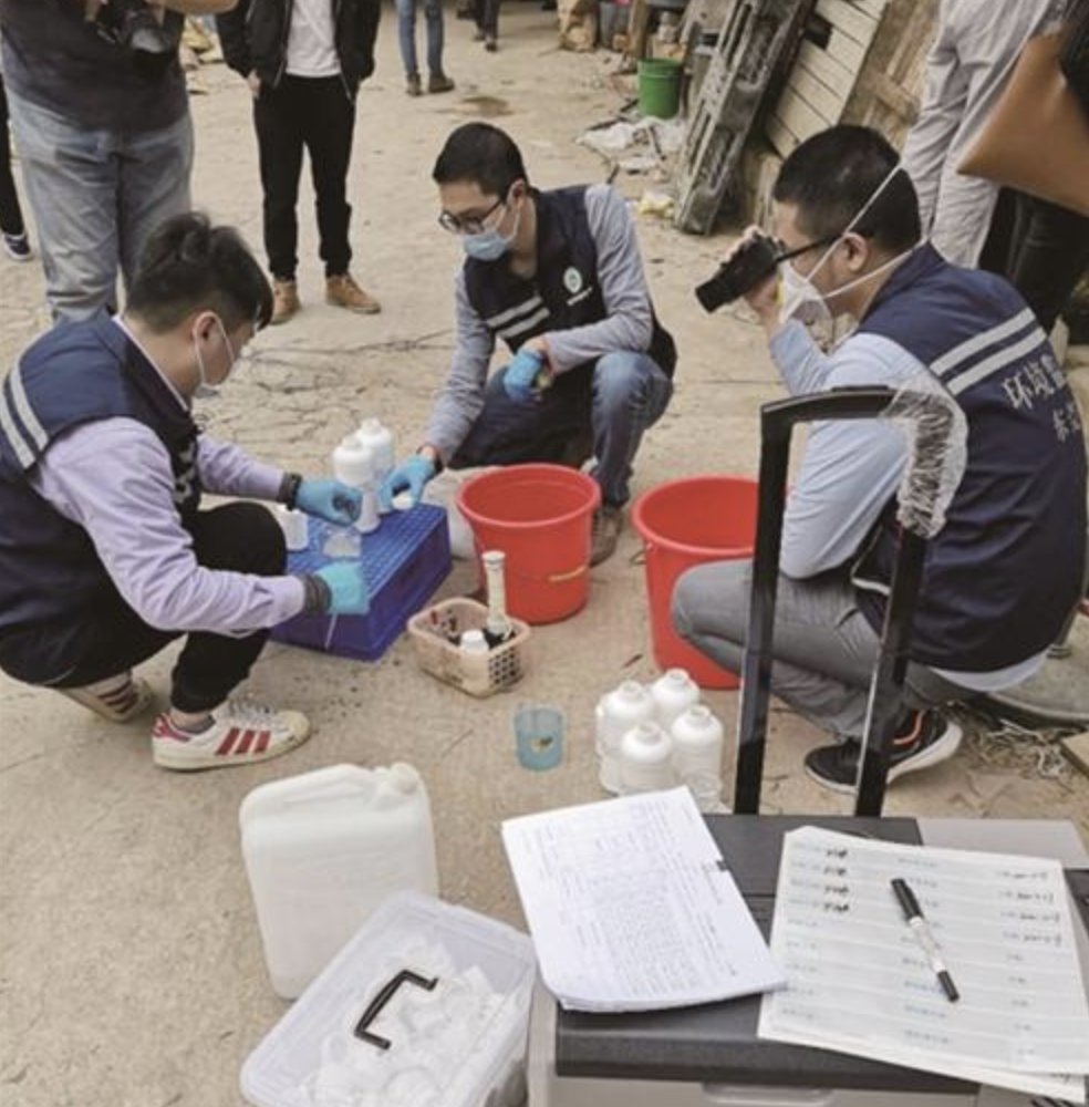 执法人员现场对废水取样检测 记者 范德全 摄 执法人员现场对废水取样检测 记者 范德全 摄