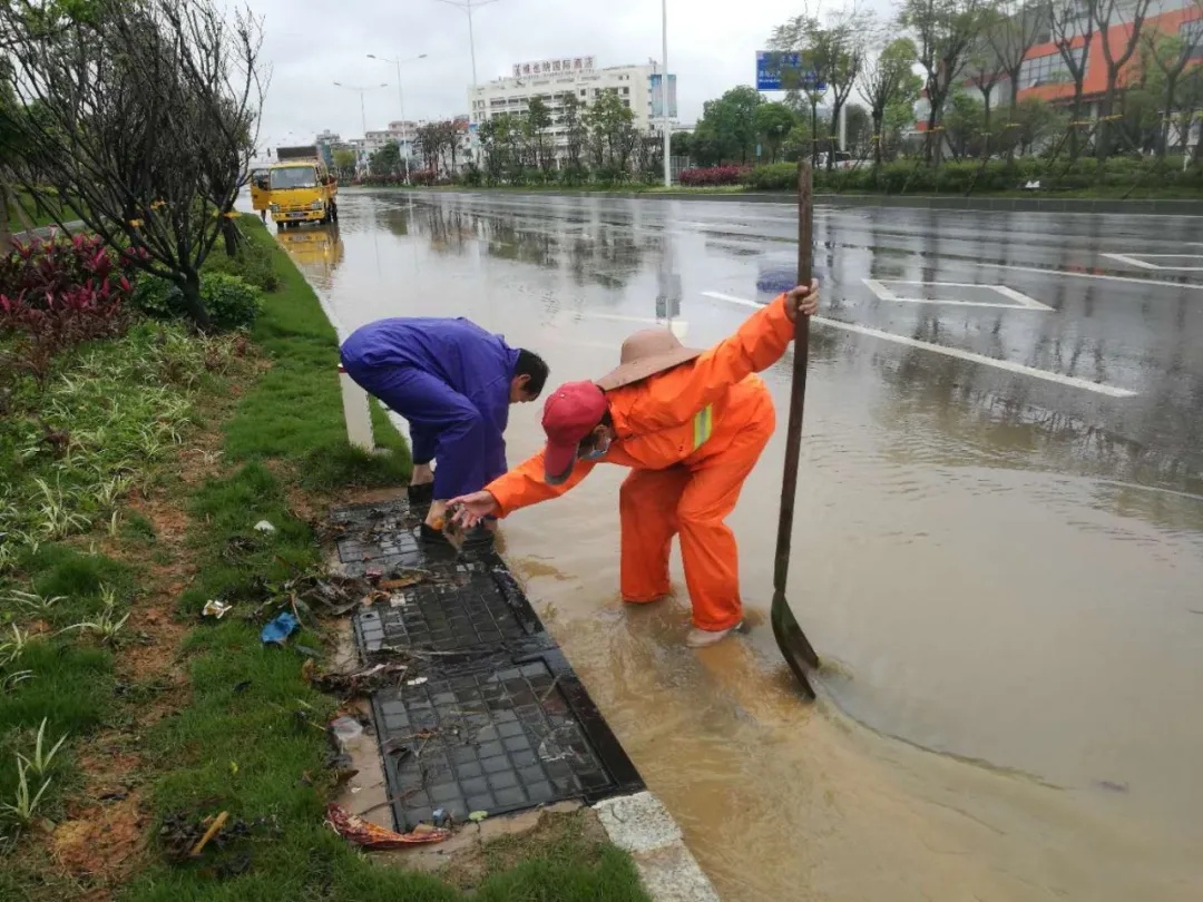市政工人在疏通下水道。