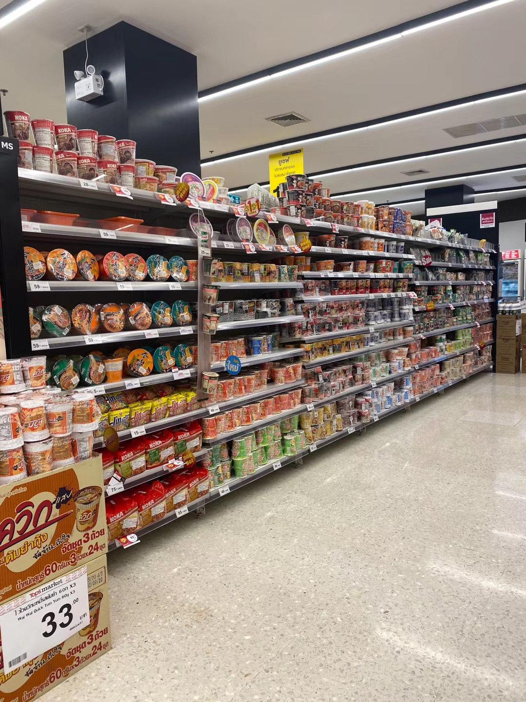 3月20日,刘坤琦在泰国拍摄当地的超市.