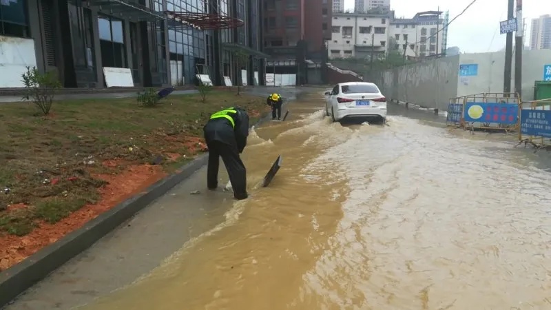 市政工人清理积水点堵塞的排水口。武江区城管提供