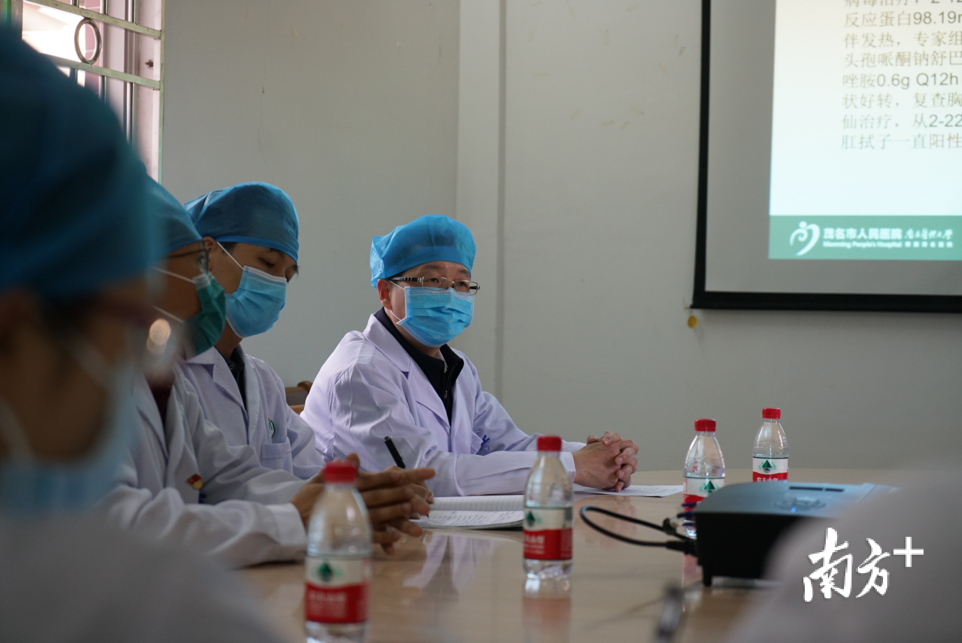 2月28日上午，陈纯波在参加新冠肺炎确诊患者病情分析会。刘栋铭 摄