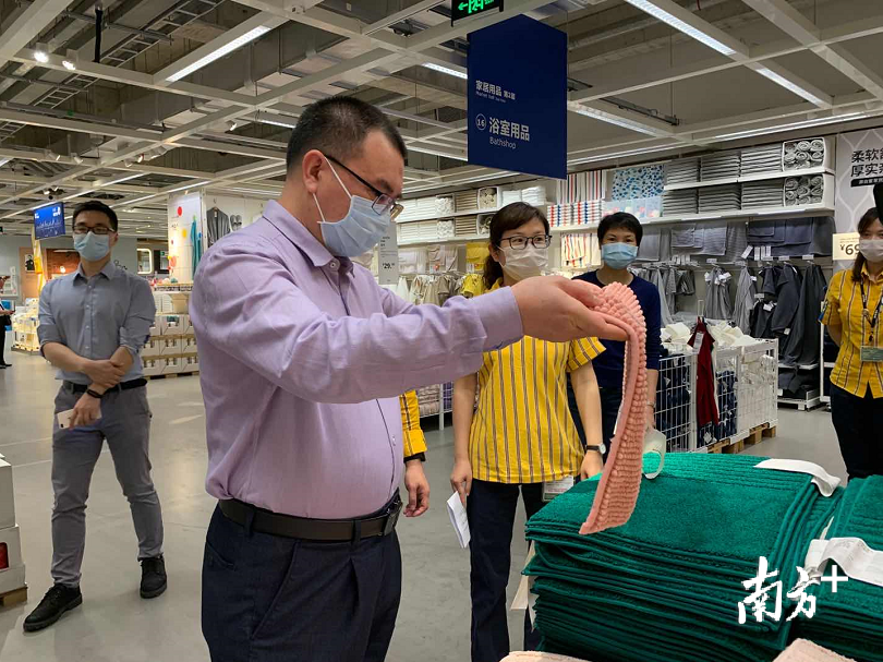 麦绍强在宜家家居挑选地毯等产品。