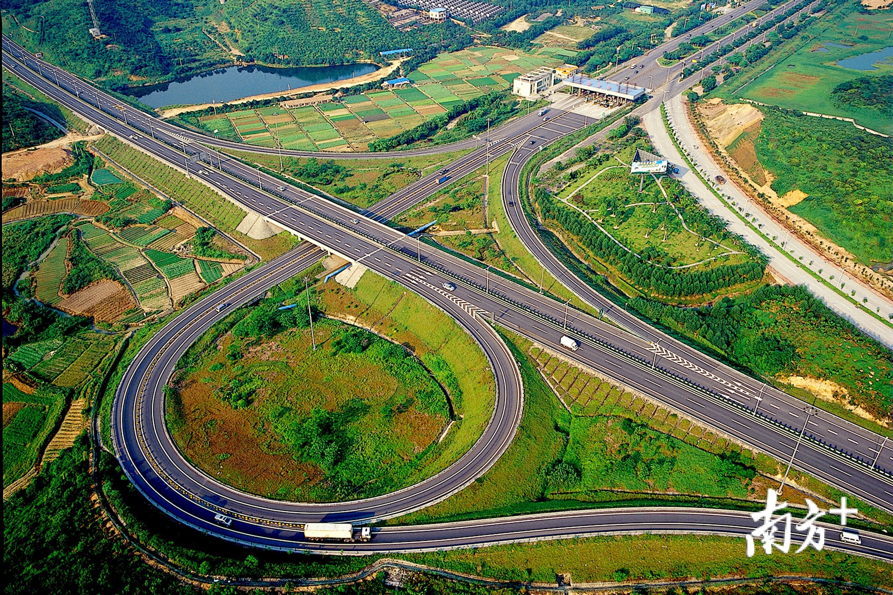 一直以来,塘厦全面推动与深圳的融合发展,努力当好东莞承接深圳辐射的桥头堡。图为塘厦龙林高速。南方日报记者 孙俊杰 摄 一直以来,塘厦全面推动与深圳的融合发展,努力当好东莞承接深圳辐射的桥头堡。图为塘厦龙林高速。南方日报记者 孙俊杰 摄