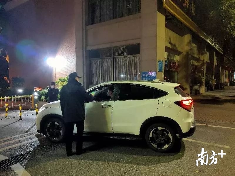 不管白天黑夜，阳江中院党员先锋队坚守在社区防疫一线。