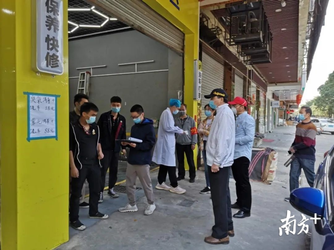 阳江中院党员先锋队到企业、商铺开展疫情防控工作，助力复工复产。