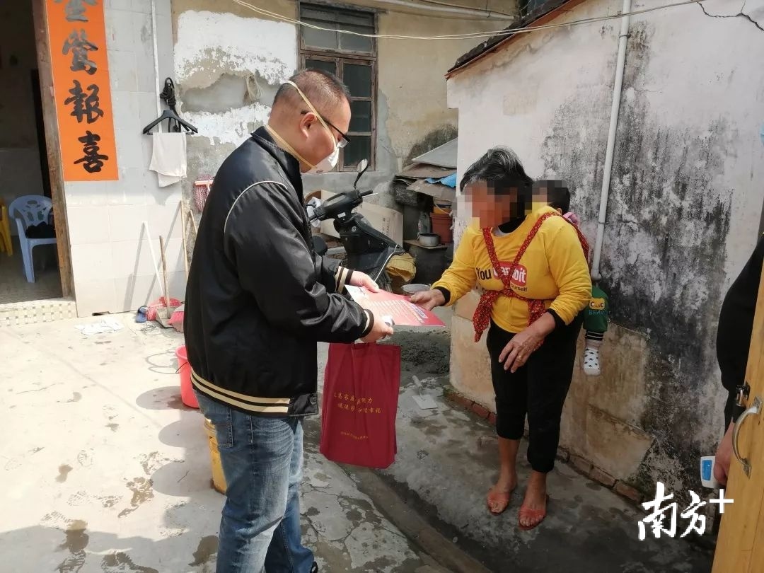 阳江中院驻英村工作队和村干部一道，通过广播、传单等方式广泛宣传疫情防控知识，开展入户防控排查、为村民测量体温，坚决守住农村防线。