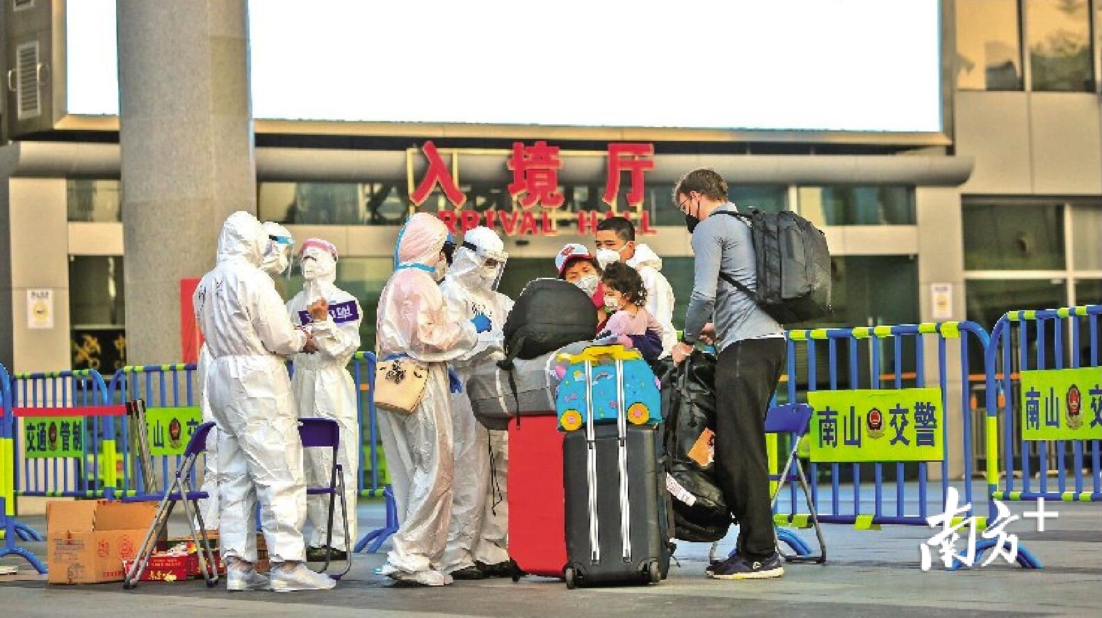     在深圳湾口岸入境后的集中分流点，党员服务小组登记分流旅客集中乘车。南方日报记者鲁力 摄