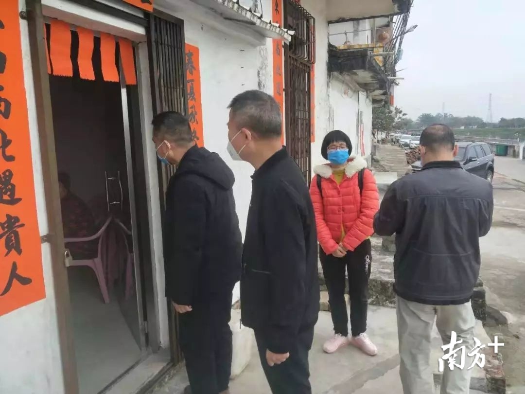 在江城双捷镇草蓢村，阳江中院扶贫工作队干部陈向勇到村民家中开展防疫宣传。