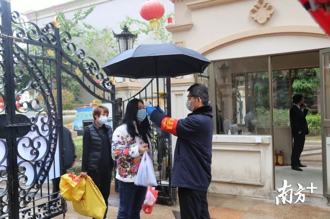 阳江中院党员先锋队在小区参与防控工作。