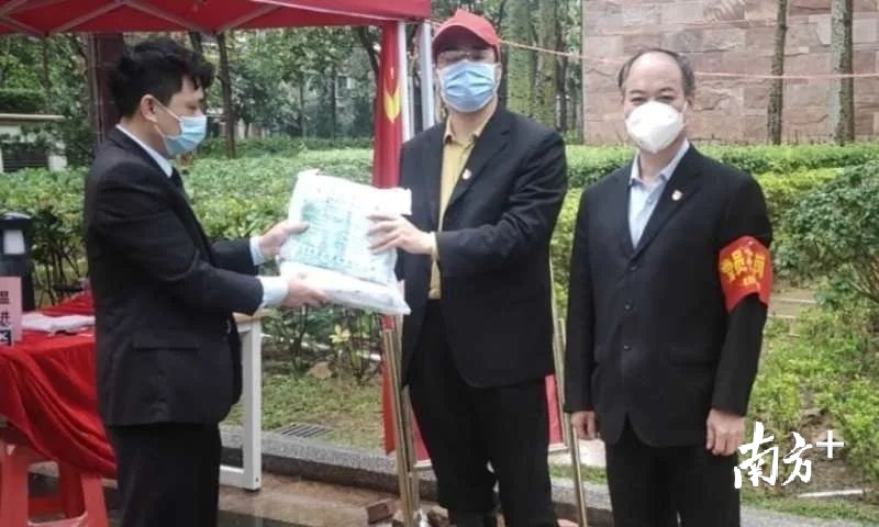 中院执行局支部书记、党员先锋队队员林兵向对口防控点捐赠一次性医用外科口罩。