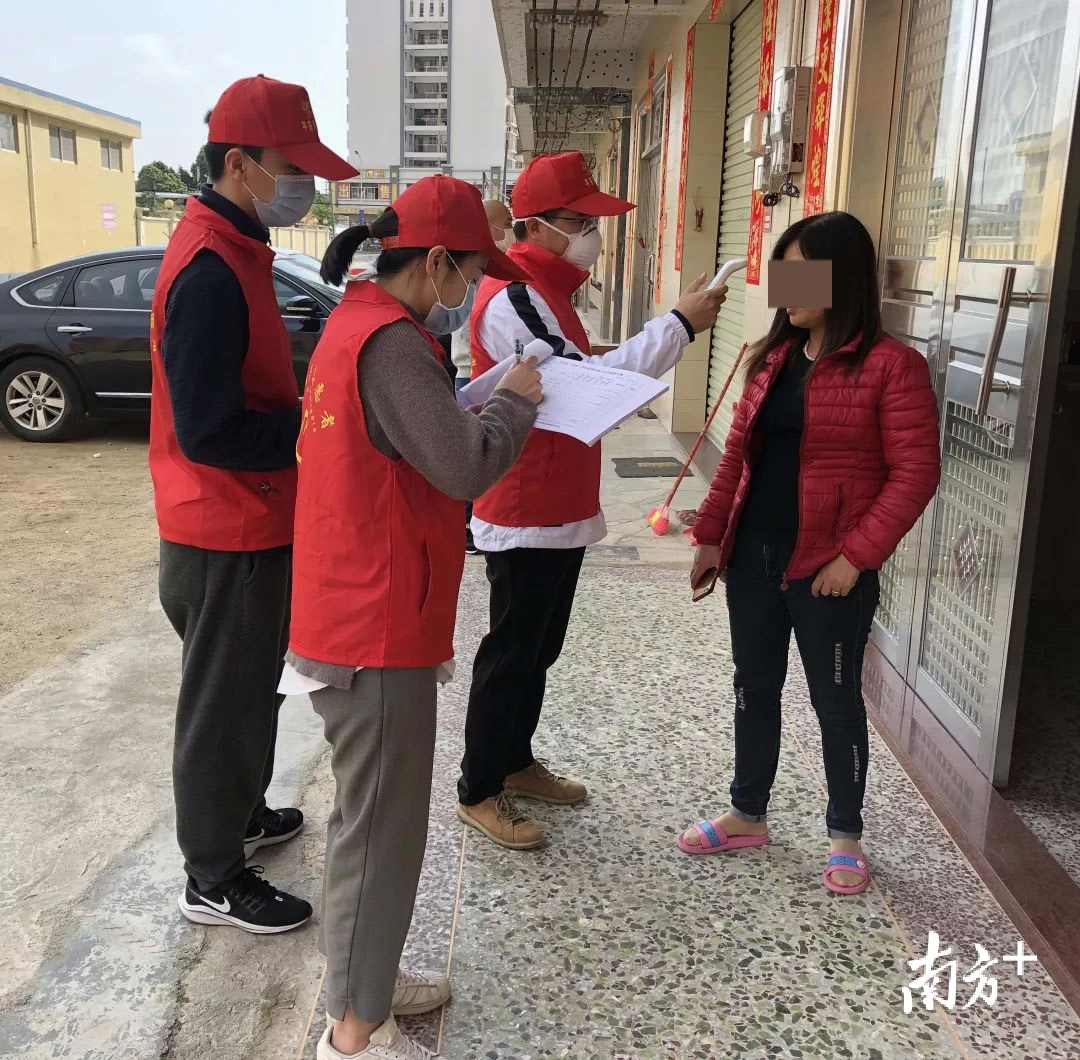 青年法院干警在疫情防控中淬炼成长，图为法院干警在进行人员信息登记。