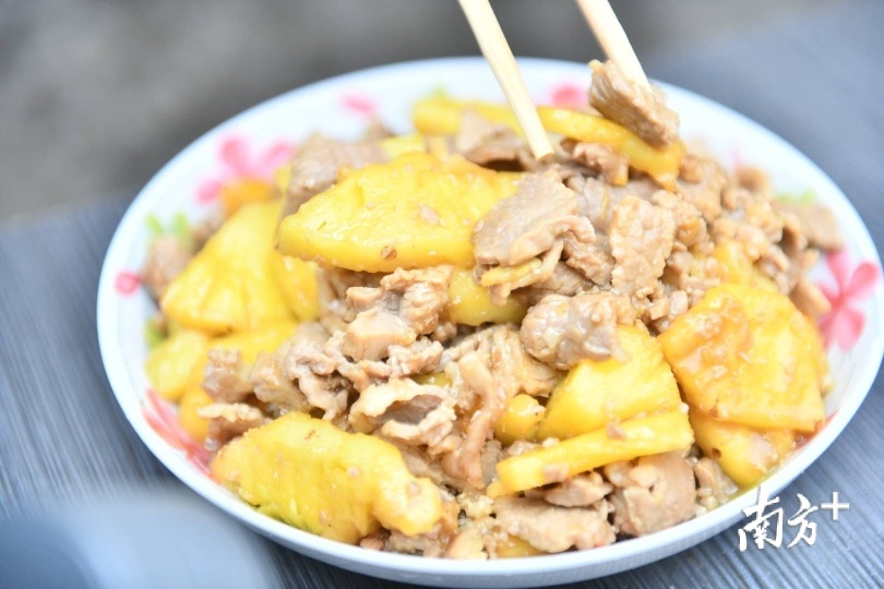 直播最后，两位村民给大家做了两道菠萝特色菜：菠萝海螺汤和菠萝炒牛肉。