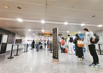 3月28日,经广州白云国际机场入境的人员排队接受卫生检疫。新华社发 3月28日,经广州白云国际机场入境的人员排队接受卫生检疫。新华社发