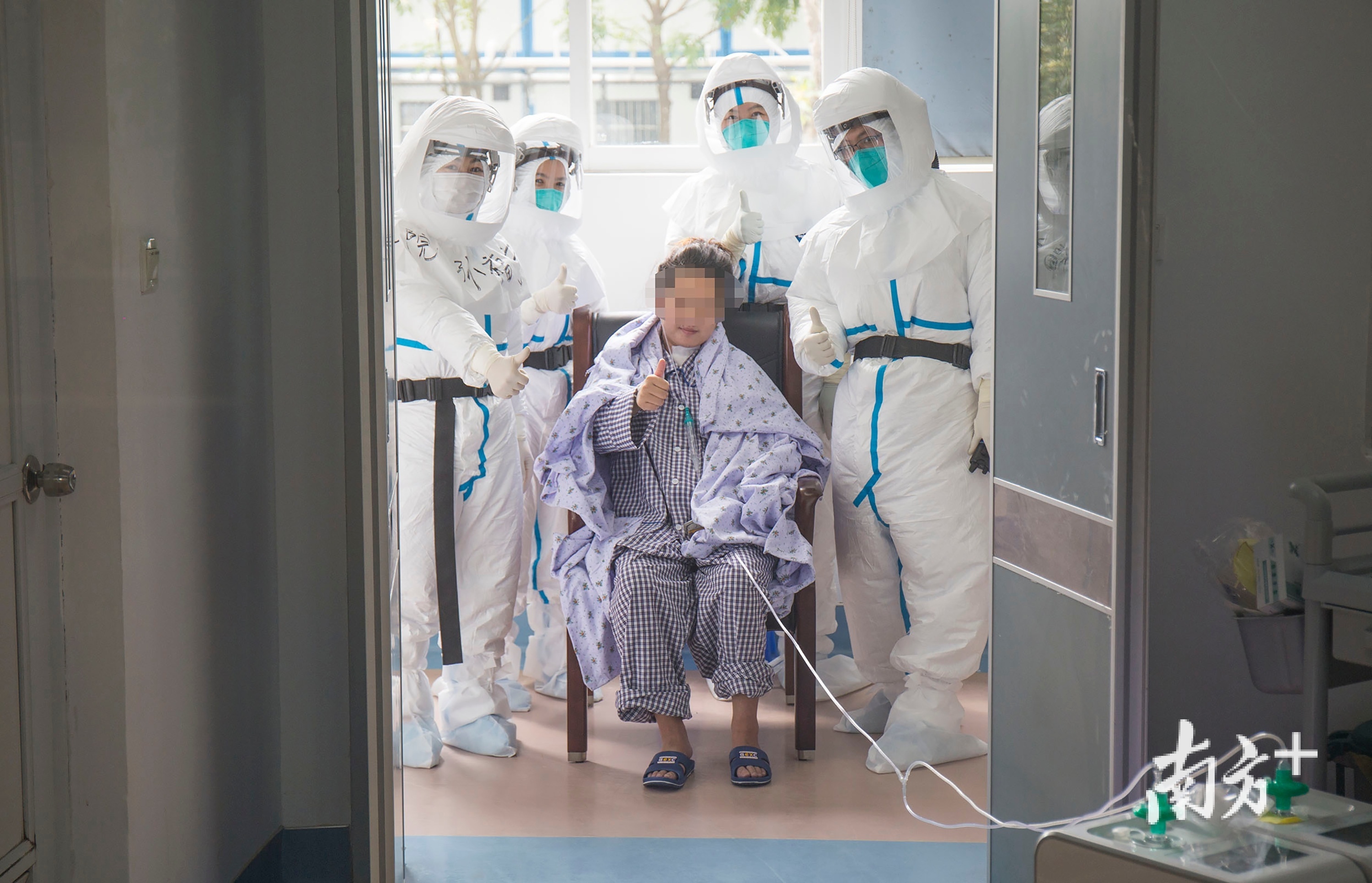 3月15日，彭晓身体逐渐恢复，在护士们的搀扶下，坐在窗边晒太阳。记者 叶志文 摄