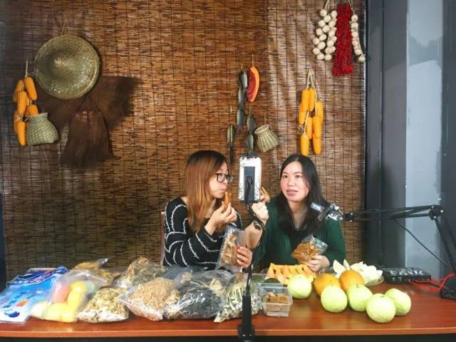 @李佳琦，你有对手了！斗门店小二直播带货助农，1天就卖了…