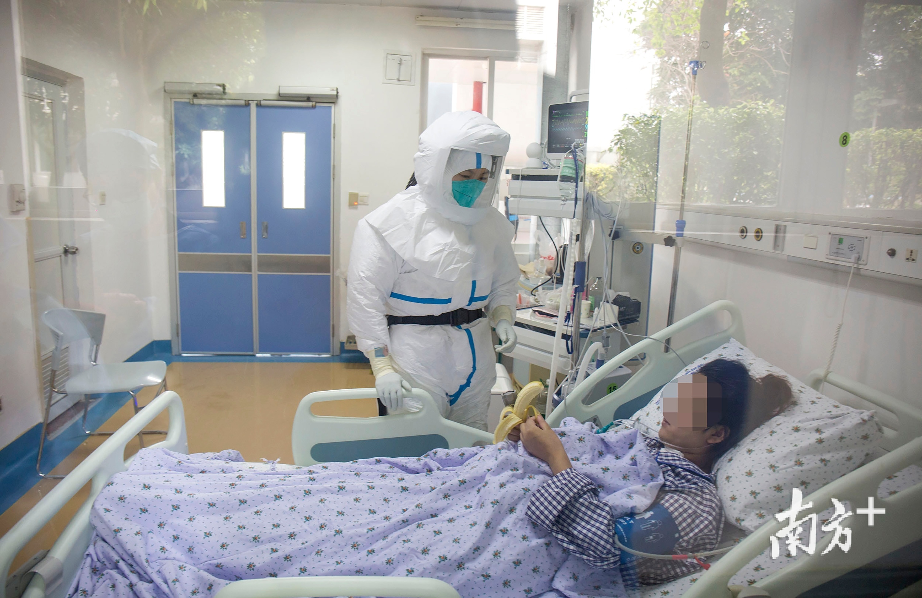 3月15日，医护人员通过隔离传物箱向病房内递送了香蕉、面条等食物，彭晓可以正常进食。记者 叶志文 摄