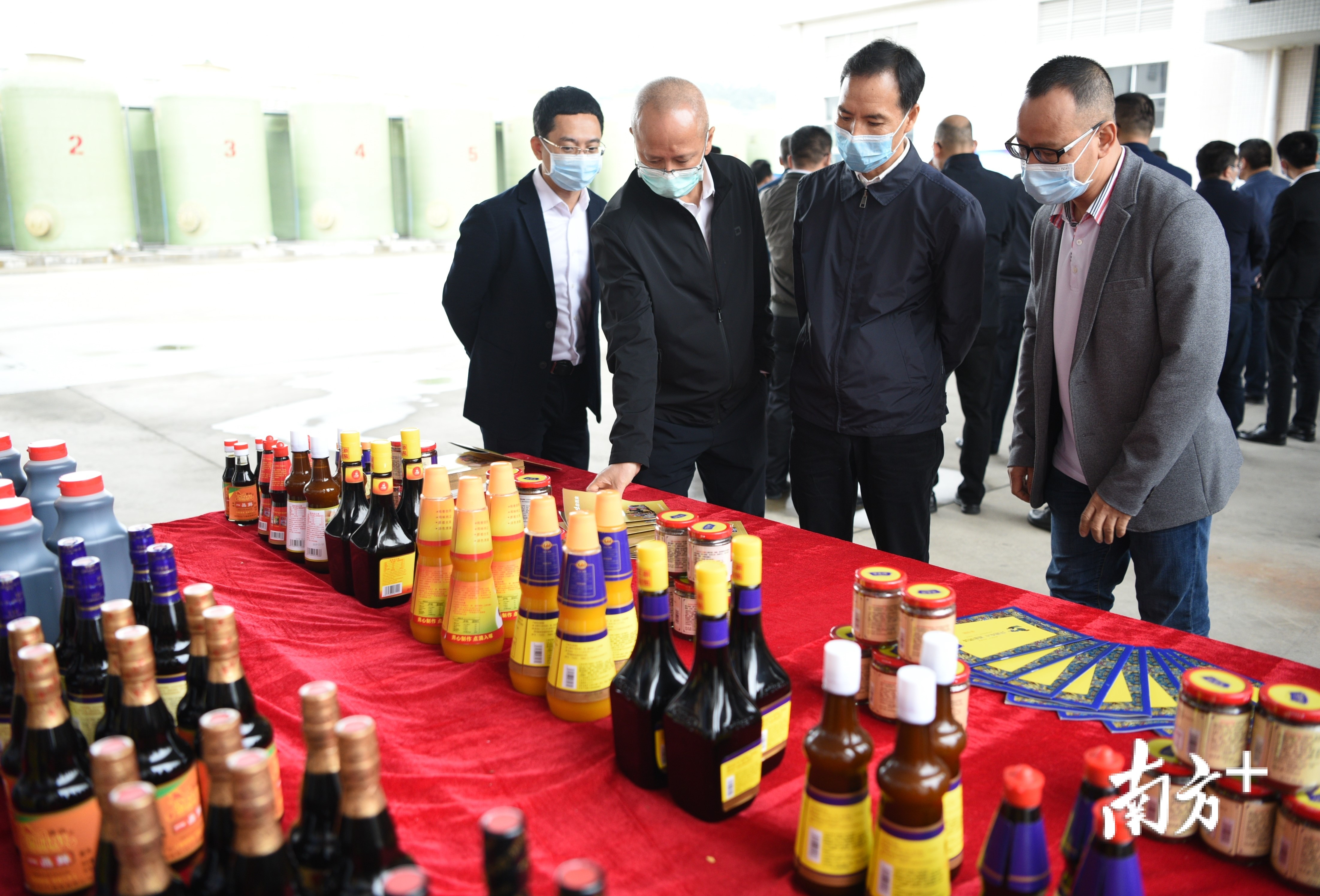 宫匠坊食品有限公司展示的系列产品引起来宾关注。杨兴乐摄 宫匠坊食品有限公司展示的系列产品引起来宾关注。杨兴乐摄