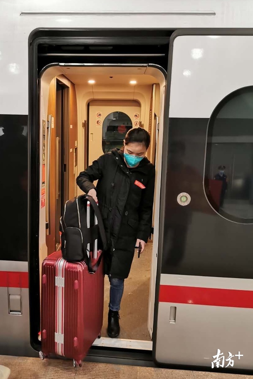 张晓琳从武汉乘坐高铁到达广州南站