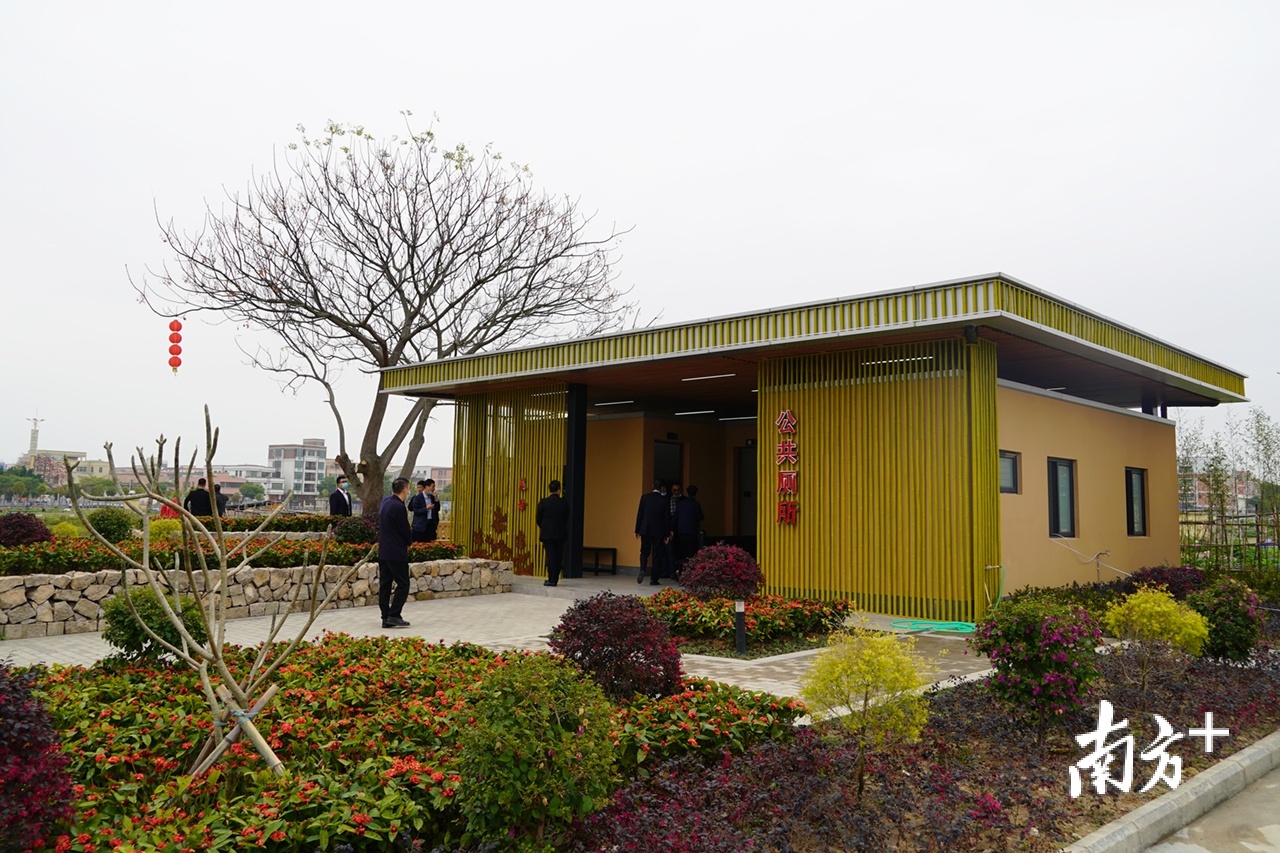 岗背社区拆掉废农厕,新建AAA级旅游厕所。 岗背社区拆掉废农厕,新建AAA级旅游厕所。