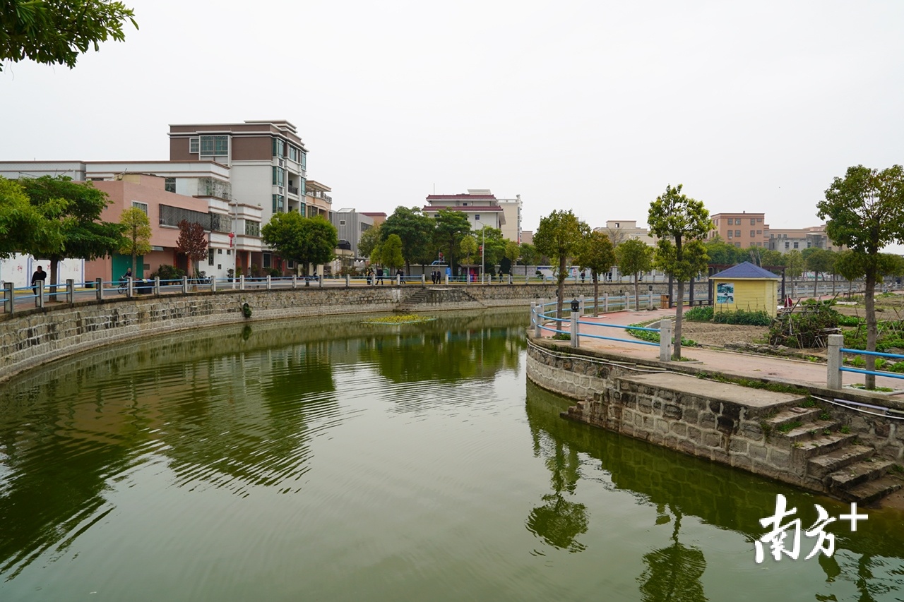 水清岸美,乡村焕新颜。 水清岸美,乡村焕新颜。