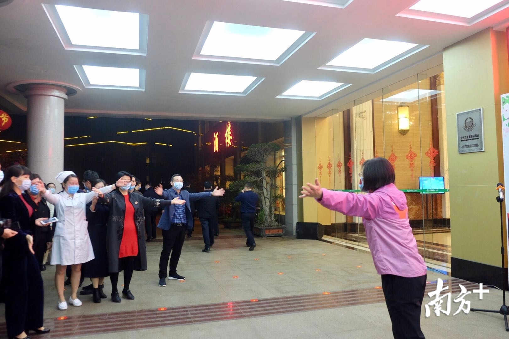  黄妙珊与前来迎接的同事“隔空拥抱”
