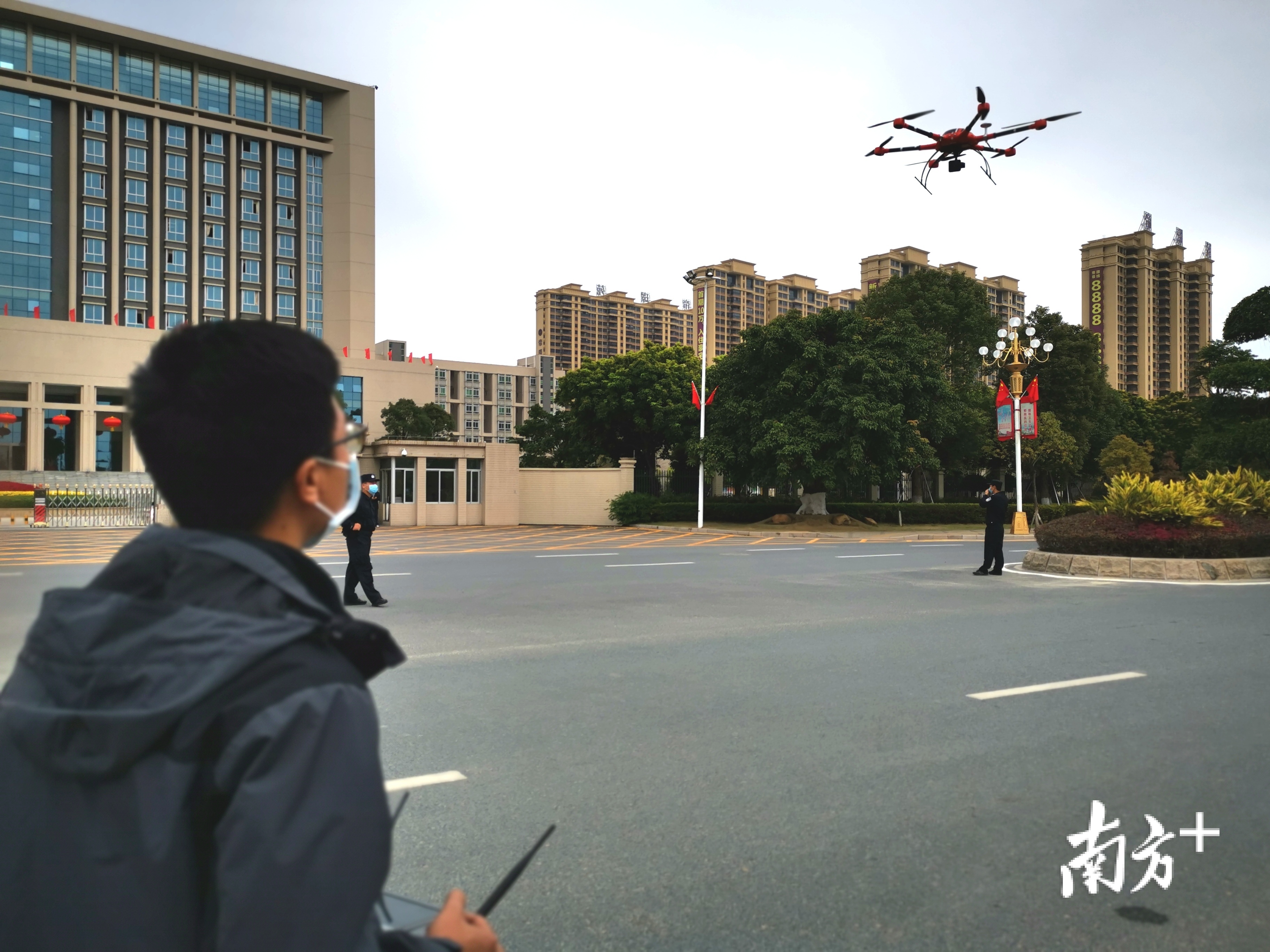 汕头市利用无人机进行精准防控。杨立轩 摄 汕头市利用无人机进行精准防控。杨立轩 摄