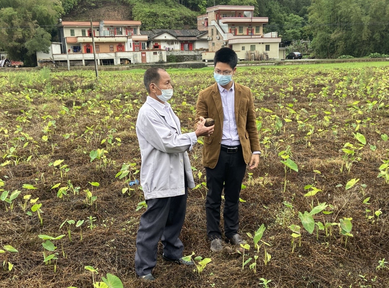 在高要区金渡镇的耕沙社区路口，纪检监察岗成员余伟南向正在卡口值守的工作人员进行提醒