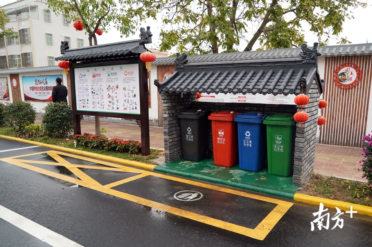 东陇社区垃圾分类投放点具有潮汕建设特色元素。 东陇社区垃圾分类投放点具有潮汕建设特色元素。