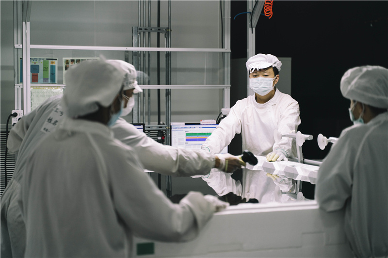 惠州华星光电已经有序复工,无尘车间里工作人员配齐口罩手套等防护