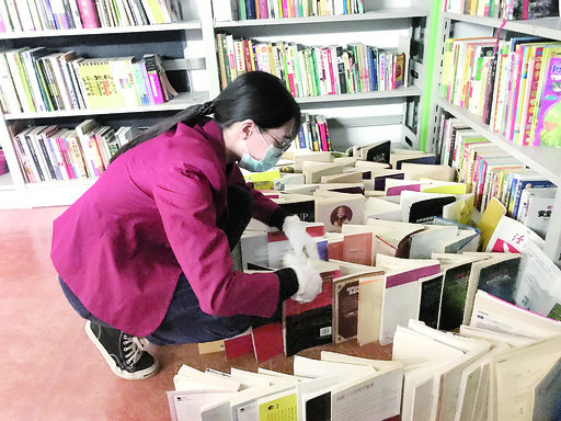 图书馆工作人员正在整理归还的书籍。夏紫怡 摄 图书馆工作人员正在整理归还的书籍。夏紫怡 摄