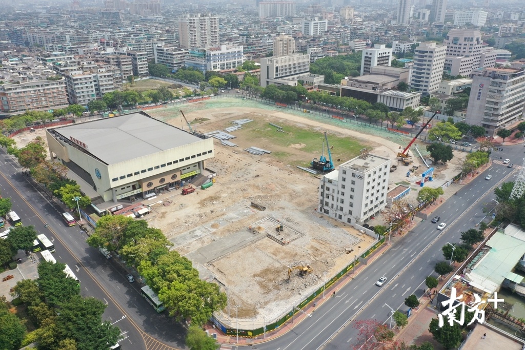 汕头市人民体育场改造工程项目已拆除原体育场看台及北侧建筑等旧建筑。 汕头市人民体育场改造工程项目已拆除原体育场看台及北侧建筑等旧建筑。
