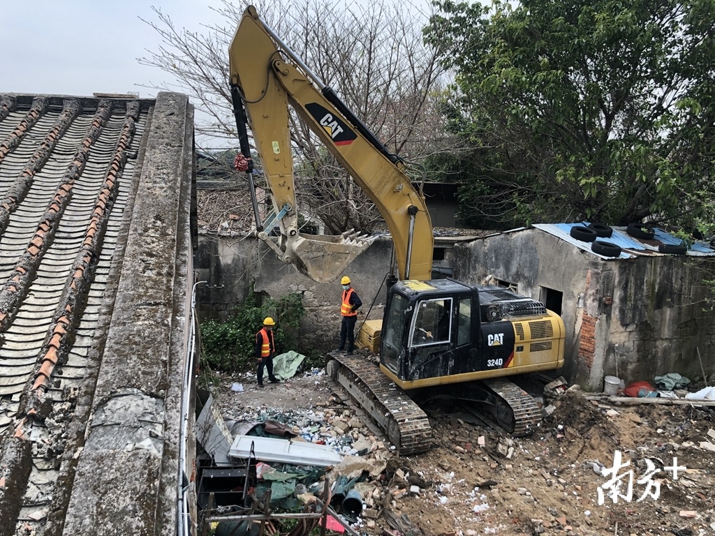 濠江区供销合作社率先启动对礐石街道海旁路相关构筑物的拆除。