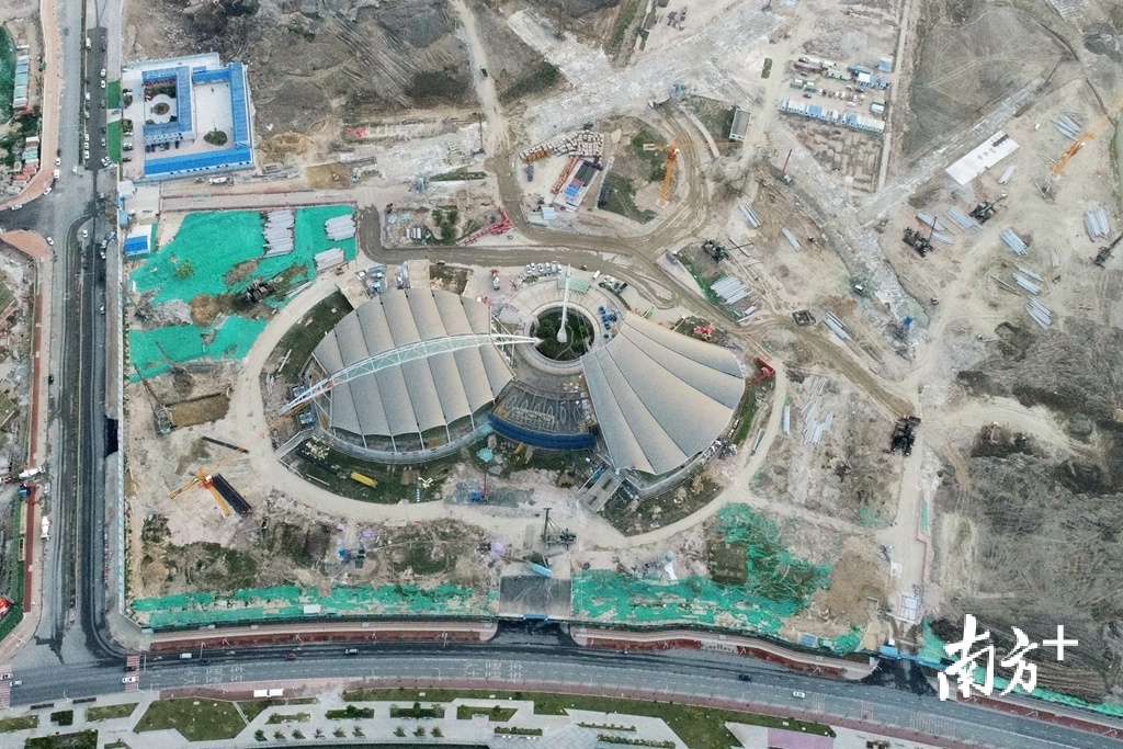 与汕头市中心城区隔海相望、位于南滨路片区的汕头市跳水馆改建工程正开足马力改造升级。 与汕头市中心城区隔海相望、位于南滨路片区的汕头市跳水馆改建工程正开足马力改造升级。