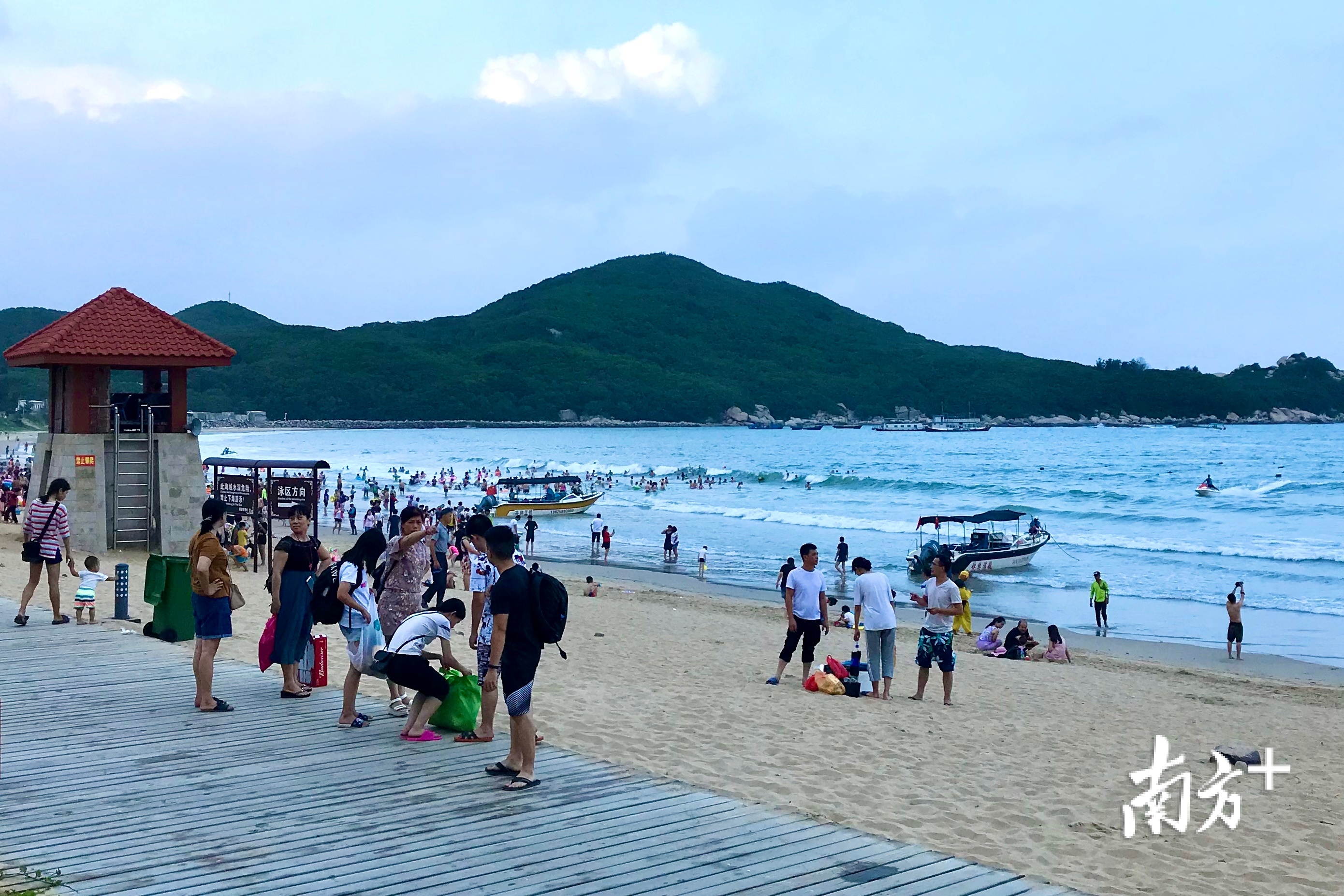 每到夏日，海滩成了汕头市民首选的消遣之地。
