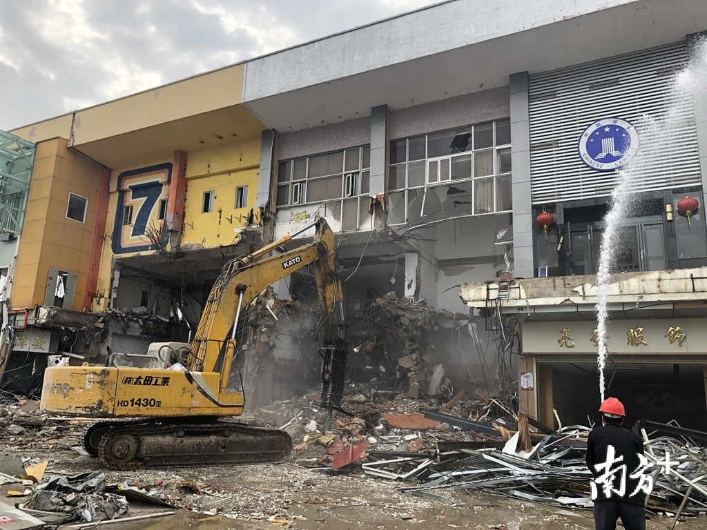 汕头港客运码头拆除现场。