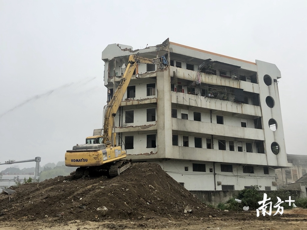 礐石车渡码头候工楼进行拆除。余丹 摄