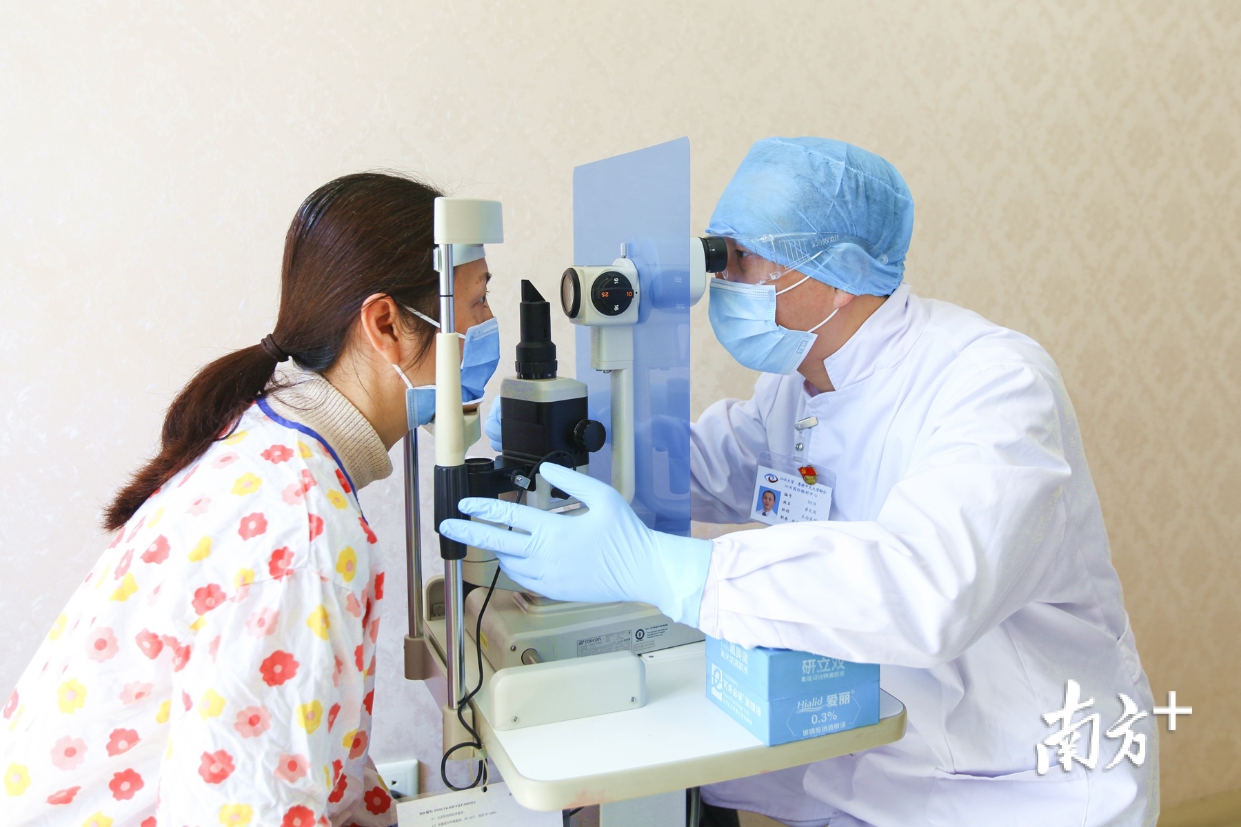 为尽量阻挡飞沫,患者和医生之间添加了一块挡板。 为尽量阻挡飞沫,患者和医生之间添加了一块挡板。