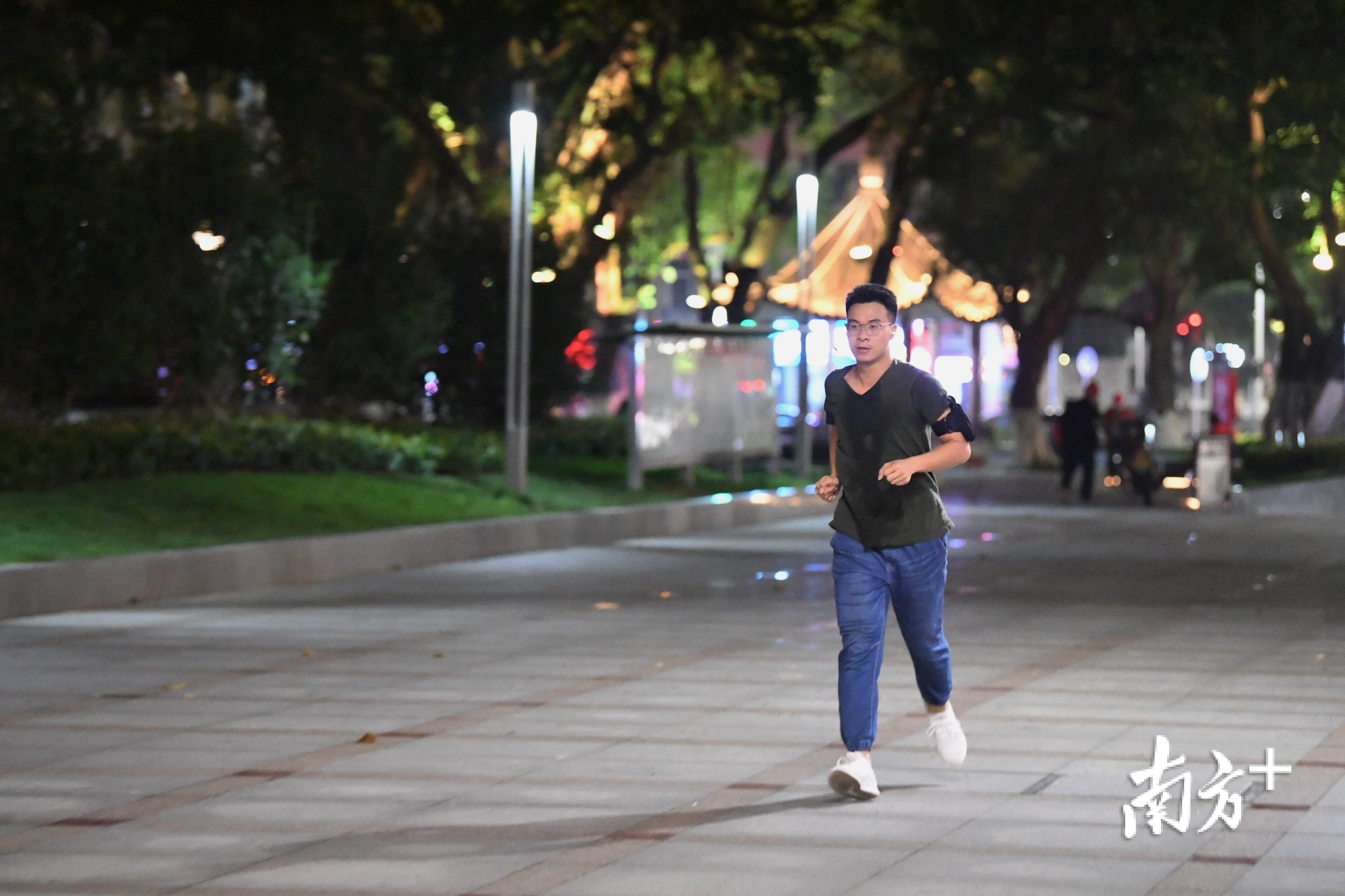 夜里,有市民沿着西区大道跑步.杨兴乐 摄