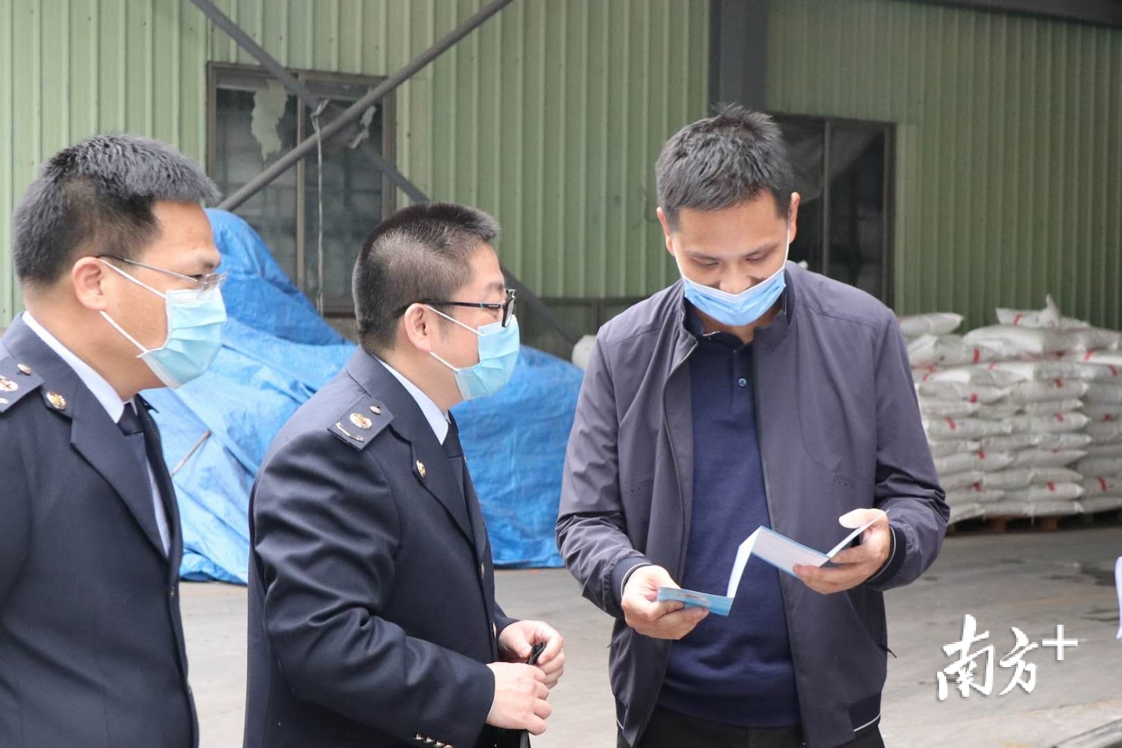  税务人员到企业调研复工复产情况