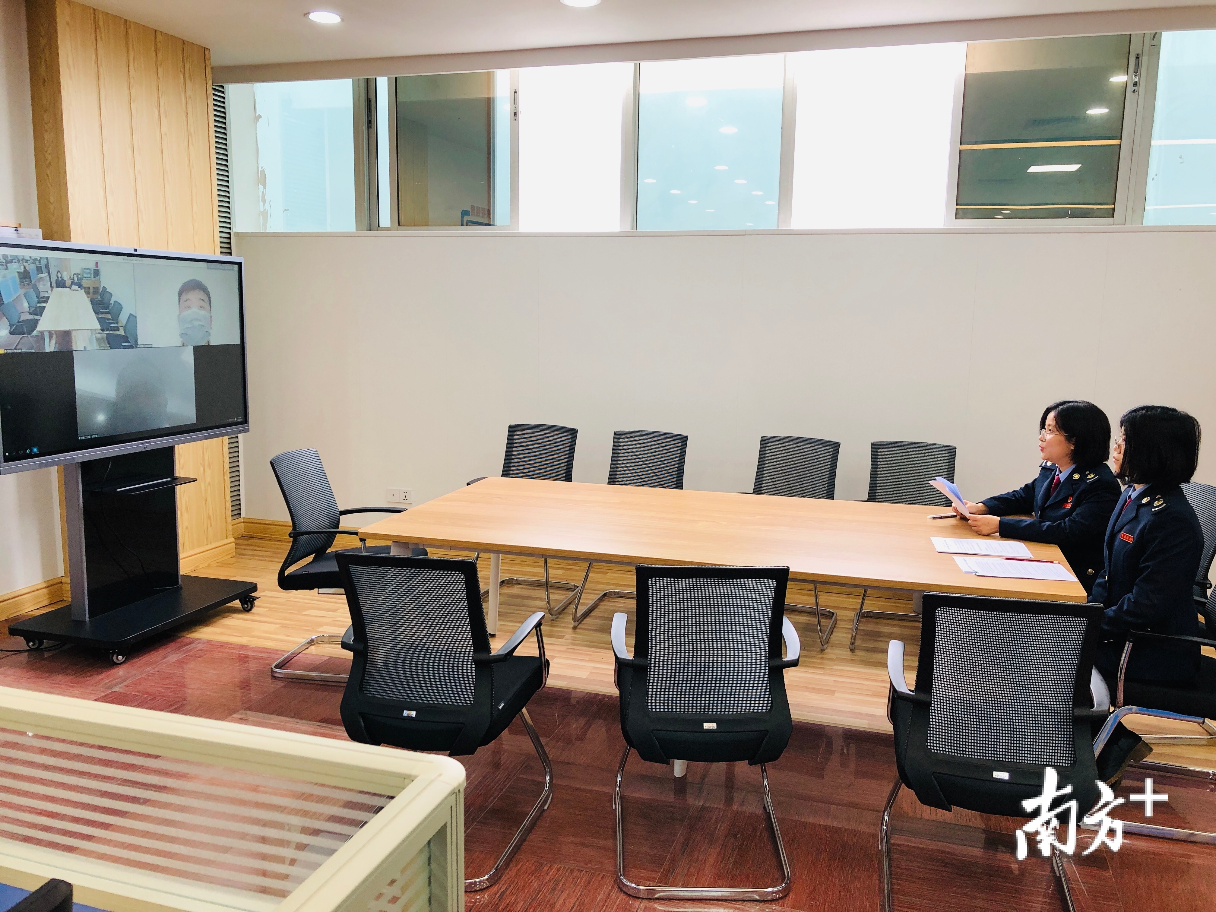税务人员与企业进行视频连线 税务人员与企业进行视频连线