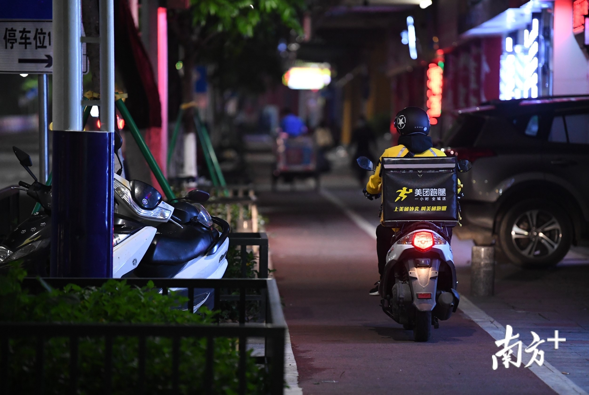 外卖小哥夜晚送餐图片图片