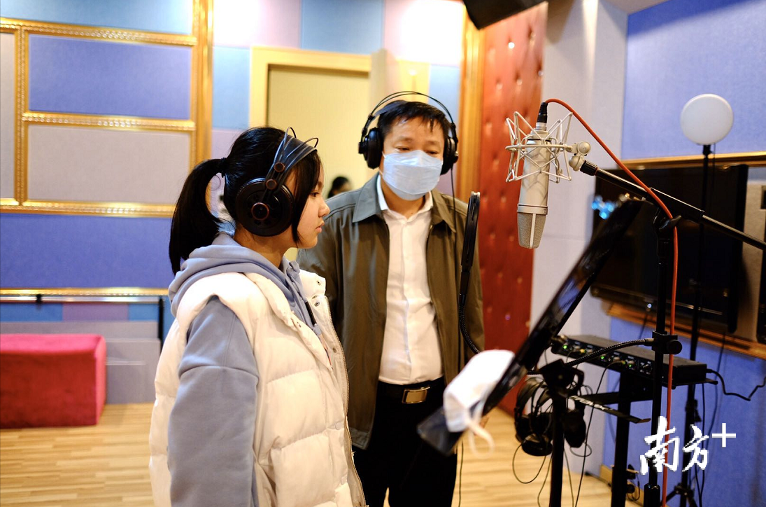 樟木头两名文艺工作者正在录制抗疫宣传MV。南方日报记者 孙俊杰 摄